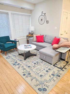 Chic 2 bedroom condo at 2121